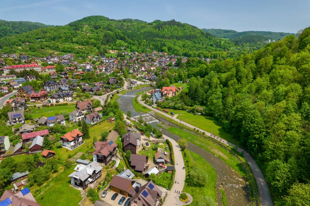 Malownicza Szczawnica od lat kusi turystów swoimi krajobrazami, wyjątkowym mikroklimatem i bogactwem wód mineralnych. Czy wiesz, gdzie dokładnie leży to słynne uzdrowisko, jaka jest jego historia i co sprawia, że jesień to idealny czas na wizytę? Sprawdź z nami, co kryje to niezwykłe miejsce na mapie Małopolski!