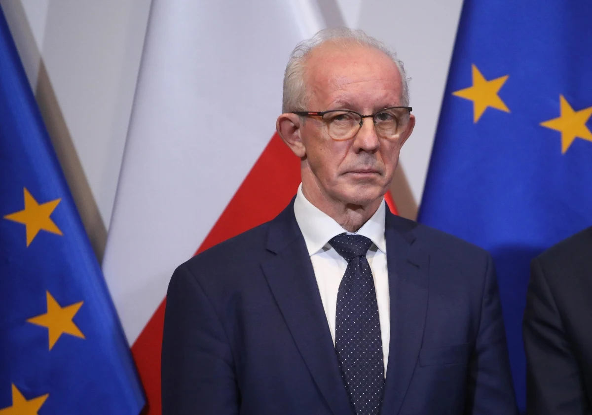 "Takich znalezisk może być więcej" - powiedział w Rozmowie o 7:00 w Radiu RMF24 wiceszef MSWiA Wiesław Leśniakiewicz, nawiązując do nocnego komunikat Żandarmerii Wojskowej o znalezieniu szczątków rakiety prawdopodobnie użytej do zestrzelenia drona w miejscowości Choiny na Lubelszczyźnie. "Jeśli wiemy, ile rakiet zostało wystrzelonych, to na pewno będą odłamki. Widać to w Ukrainie. Jeżeli zostanie odstrzelony pocisk, to wiadomo, że odłamki spadają w tych miejscach, gdzie operowały siły powietrzne. Odłamki nie są zapewne niebezpieczne, to elementy metalowe, ładunki już rozładowane" - dodał.