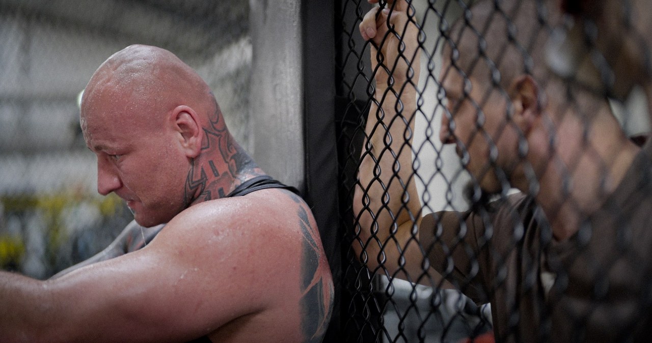 Wpuścił kamery do swojego domu. Jest film o kontrowersyjnym polskim sportowcu