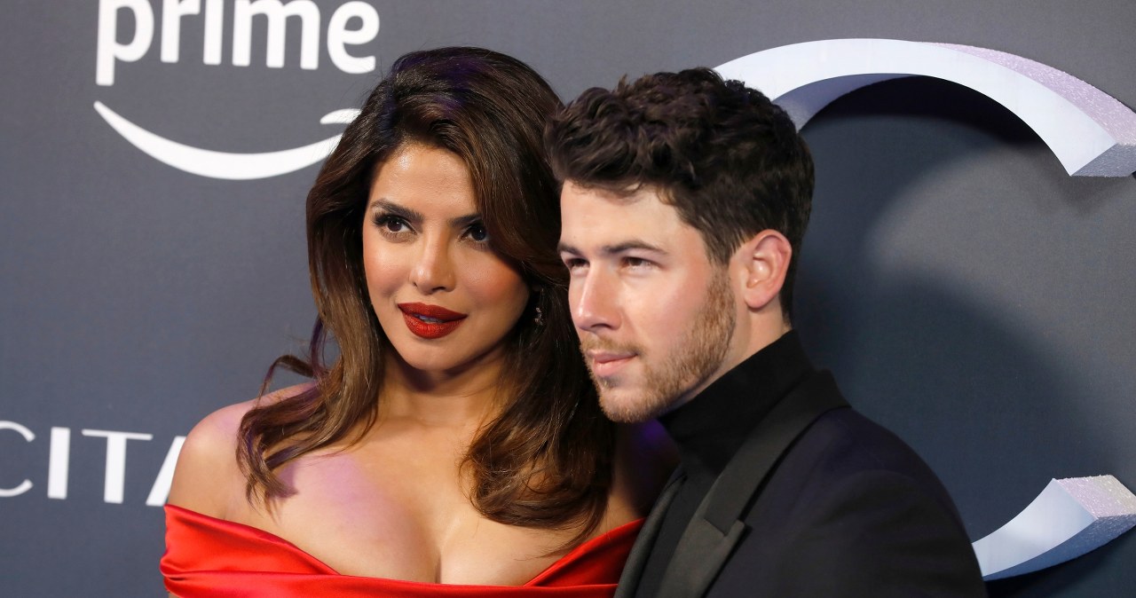 Poznali się w internecie, wzięli dwa śluby. Ich historia to gotowy scenariusz na film