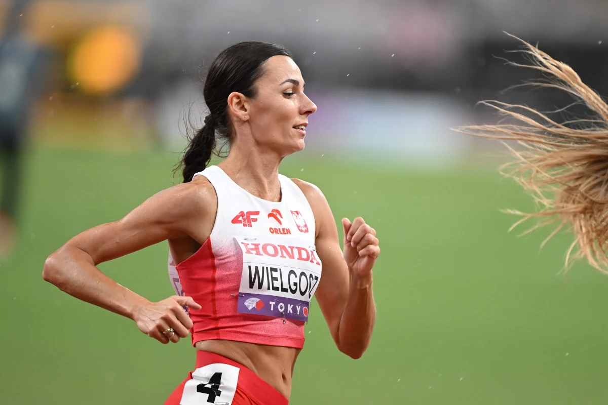 Anna Wielgosz awansowała do półfinału biegu na 800 m w lekkoatletycznych mistrzostwach świata w Tokio. Polka poprawiła rekord życiowy na 1.58,63. Margarita Koczanowa i Angelika Sarna odpadły w eliminacjach.