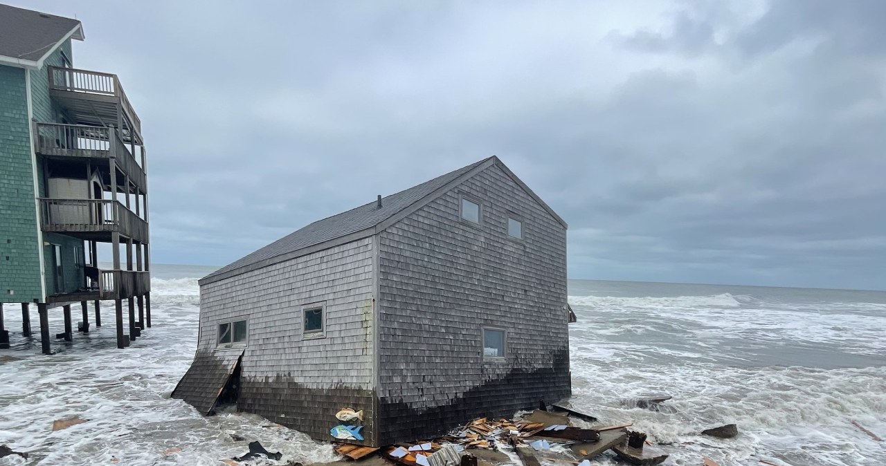 Ocean pochłonął kolejny dom. Niszczycielska seria trwa piąty rok