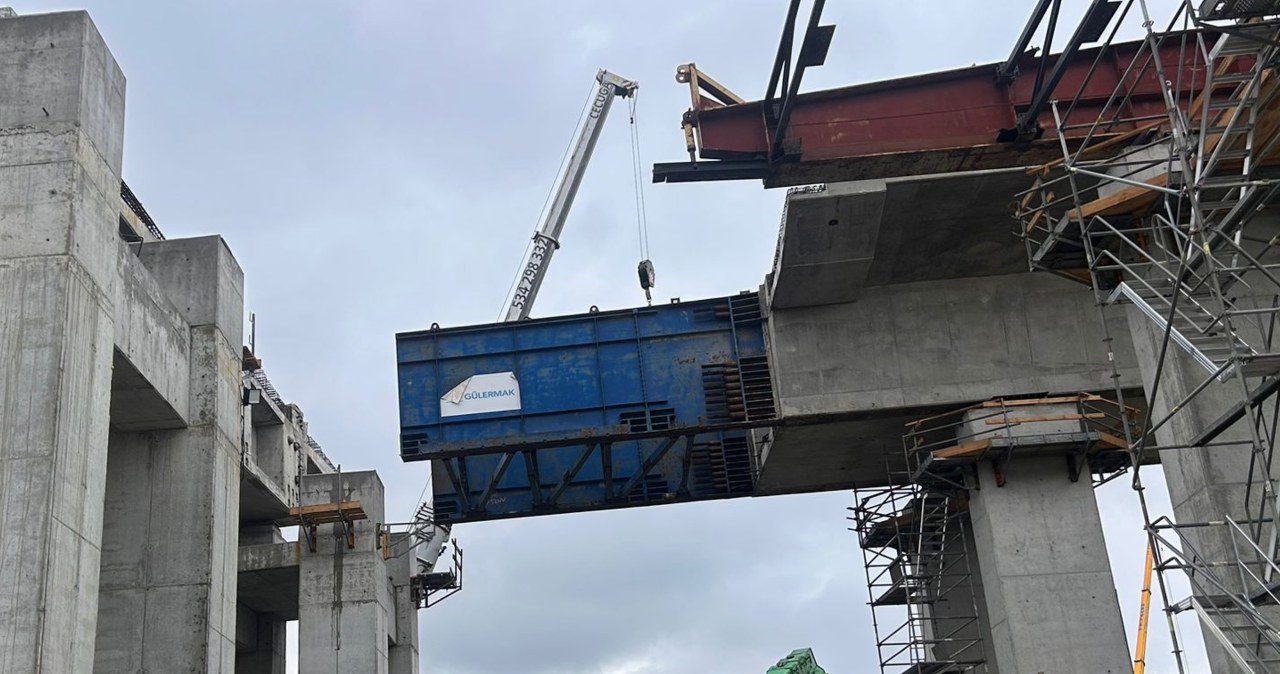 Budowa S7 w Krakowie. Przesuwają 27 tys. ton estakady na Węźle Mistrzejowice