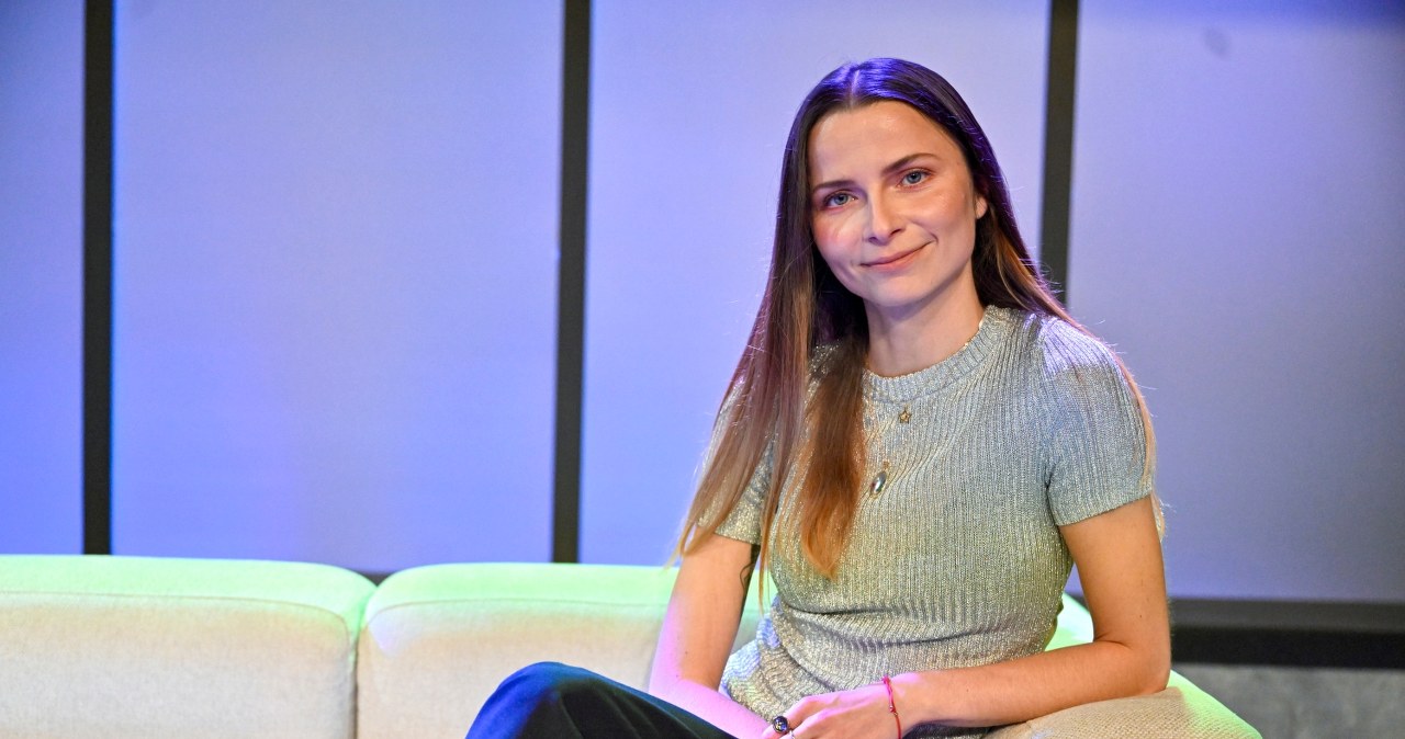 Pisze smutne piosenki, korzysta z terapii. "Jak sprzątanie w sobotę"