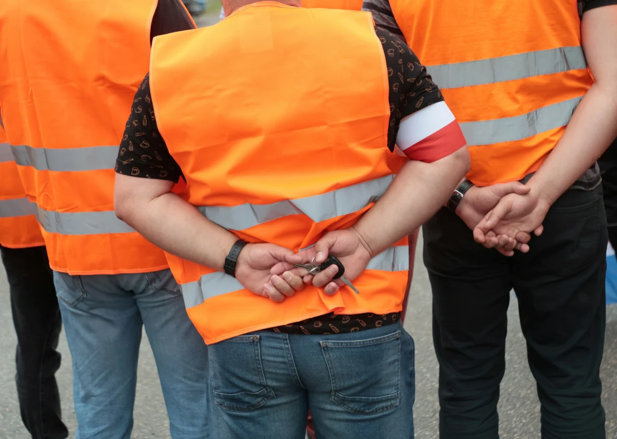 ​PKP Cargo w 2025 r. zwolnią do 500 osób w ramach zwolnień grupowych. W czwartek spółka poinformowała, że zarząd, rada nadzorcza oraz zarządczyni masy sanacyjnej PKP Cargo wyrazili zgodę na przeprowadzenie zwolnień grupowych. Wypowiadanie umów o pracę ma być sfinalizowane do końca września. "To odpowiedzialność ministra odpowiedzialnego za kolejnictwo" - mówią związkowcy reporterce RMF FM.