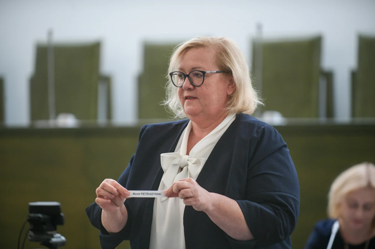 Postępowanie Trybunału Stanu ws. immunitetu I prezes Sądu Najwyższego, przewodniczącej TS Małgorzaty Manowskiej zostało umorzone - potwierdził sędzia Piotr Sak. Wcześniej poinformował o tym pełnomocnik Manowskiej, adw. Bartosz Lewandowski. "To bezprawie" - grzmi sędzia TS Przemysław Rosati.