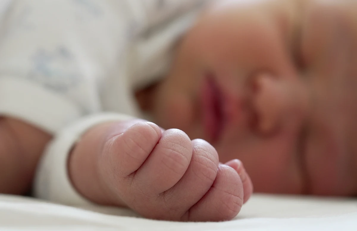 20-dniowa dziewczynka, która została zakopana żywcem w stanie Uttar Pradesh na północy Indii, walczy o życie. Przypadkiem natrafił na nią pasterz, gdy usłyszał zaskakujące odgłosy. 