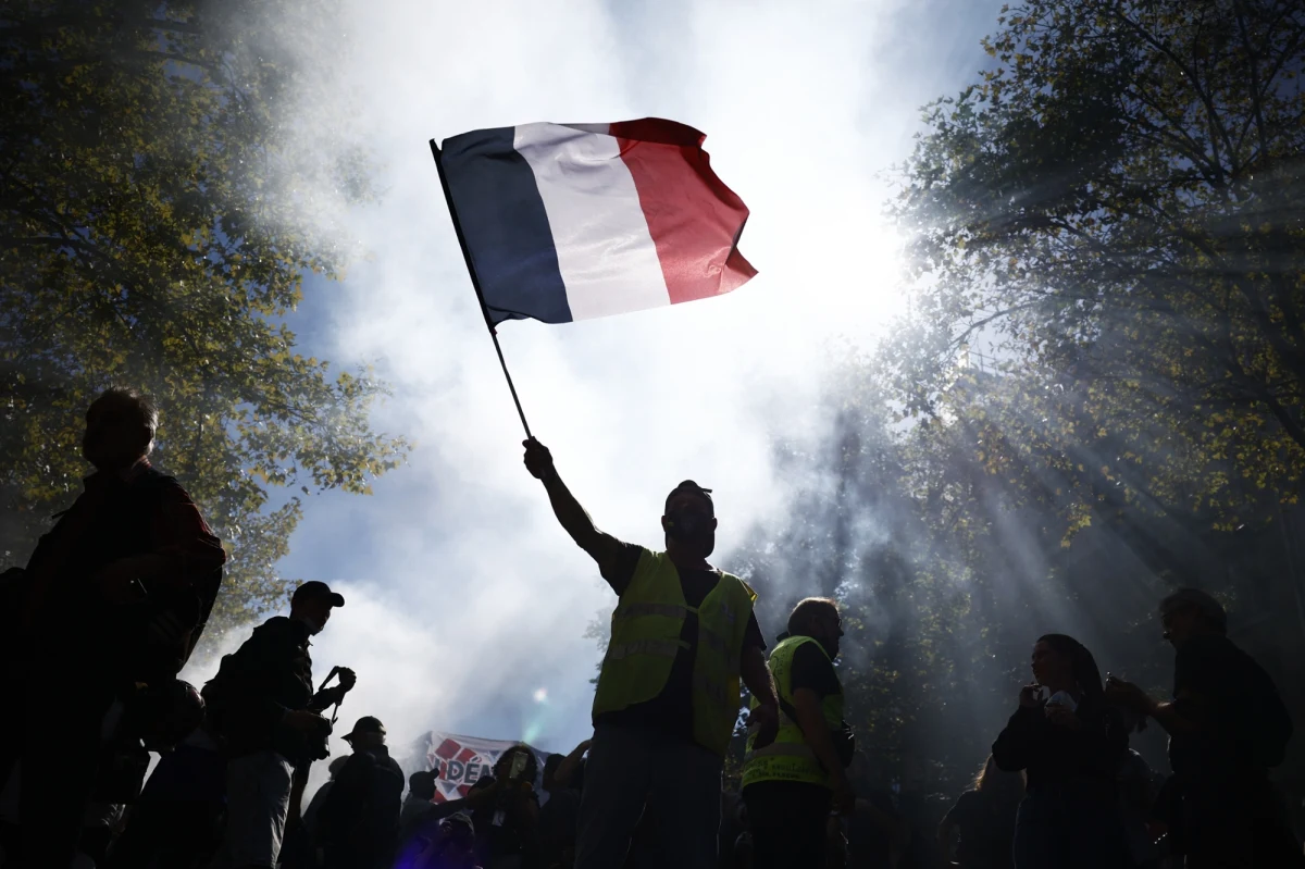 W protestach i akcjach strajkowych we Francji, zwołanych w czwartek przez osiem związków zawodowych, wzięło udział ponad 500 tys. osób, w tym 55 tys. - w demonstracji w Paryżu. W stolicy policja użyła gazu łzawiącego, zamknięte były niektóre muzea i atrakcje turystyczne. W elektrowni jądrowej we Flamanville spadła produkcja elektryczności, ponieważ pracownicy obniżyli moc wyjściową w ramach akcji protestacyjnej.