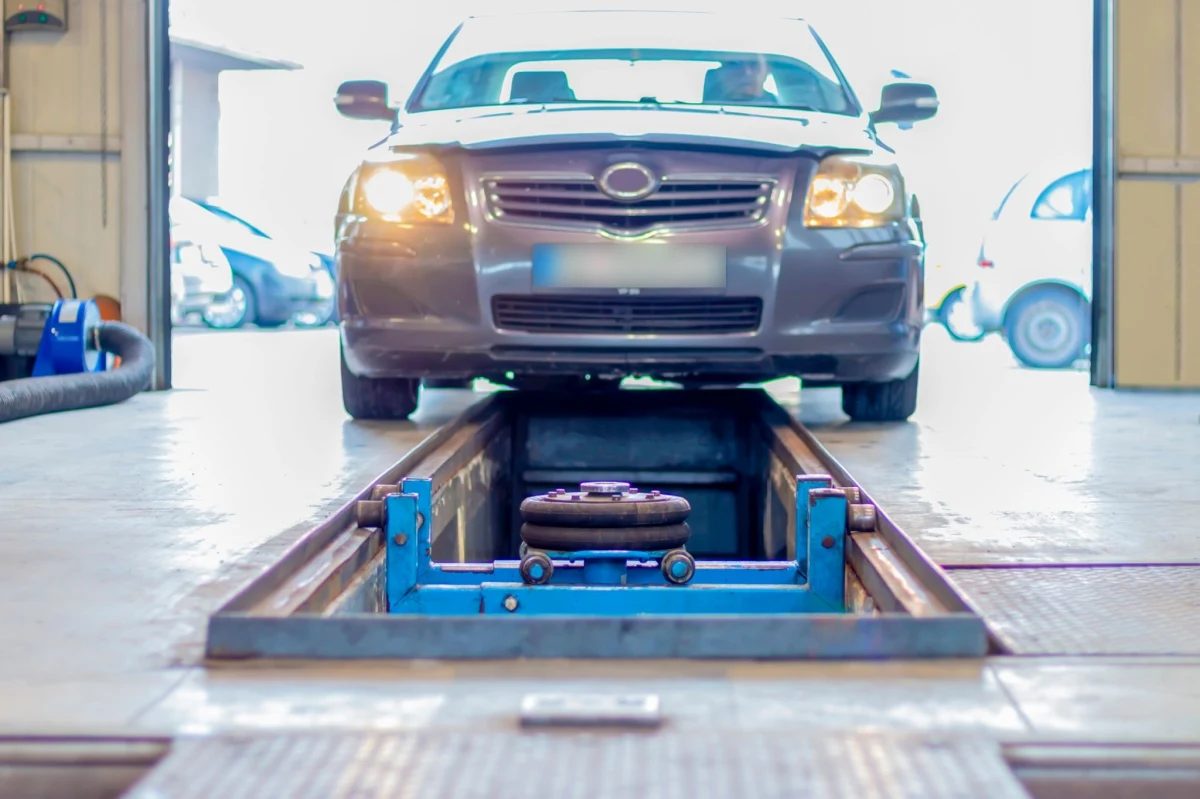 Od piątku kierowcy muszą liczyć się z wyższymi kosztami obowiązkowych badań technicznych pojazdów. Największa podwyżka dotyczy samochodów osobowych - opłata wzrosła o 51 zł, do 149 zł. Resort infrastruktury tłumaczy zmiany koniecznością urealnienia kosztów funkcjonowania stacji kontroli pojazdów.