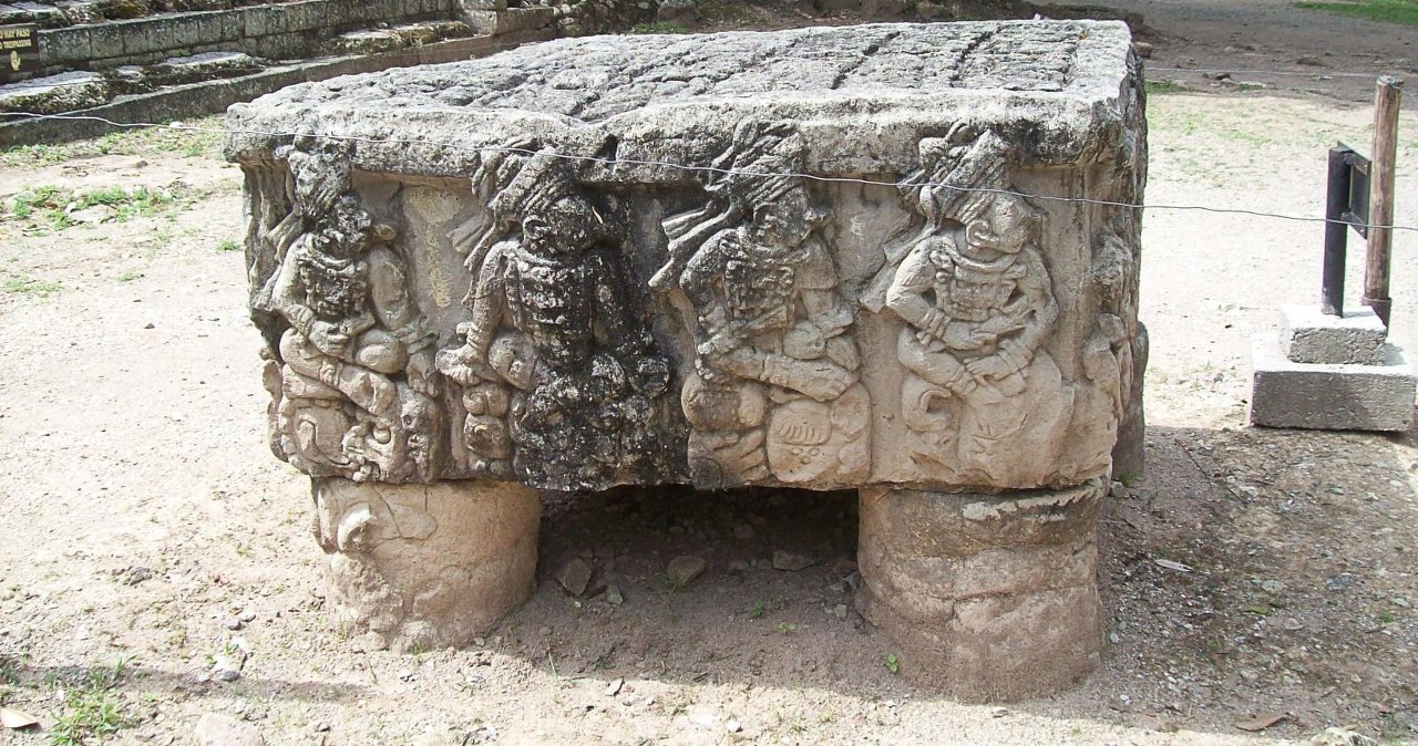 "Język migowy" na ołtarzu Majów. Patrzcie im na ręce