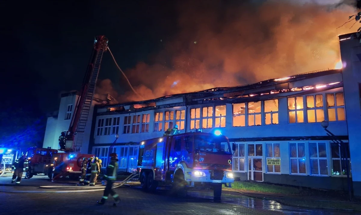 Zapalił się dwukondygnacyjny budynek usługowo-handlowy w Hajnówce na Podlasiu. Jak informuje Komenda Powiatowa Państwowej Straży Pożarnej w Hajnówce, trwa akcja gaśnicza. "Na miejsce zadysponowano 24 zastępy strażaków. Cały budynek objęty jest pożarem. Nie mamy informacji o osobach poszkodowanych. Budynki okoliczne nie są zagrożone" - przekazała Justyna Kłusewicz rzecznik Podlaskiego Komendanta Wojewódzkiego PSP.