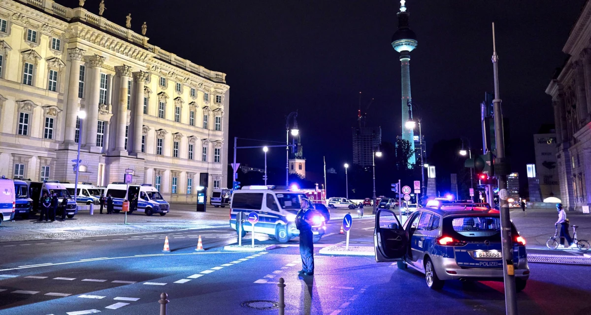 Tysiące mieszkańców centralnego Berlina zostało zmuszonych do opuszczenia swoich domów po tym, jak podczas prac budowlanych w rzece Sprewa odkryto niewybuch z czasów II wojny światowej. Służby wprowadziły zakrojone na szeroką skalę środki bezpieczeństwa, a bombę rozbrojono w piątkowe przedpołudnie.