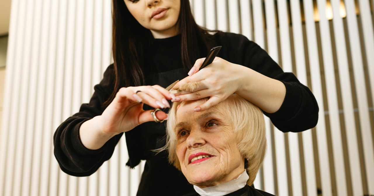 Układa się sama i odejmuje przy tym sporo lat. Ta grzywka szturmem podbija salony