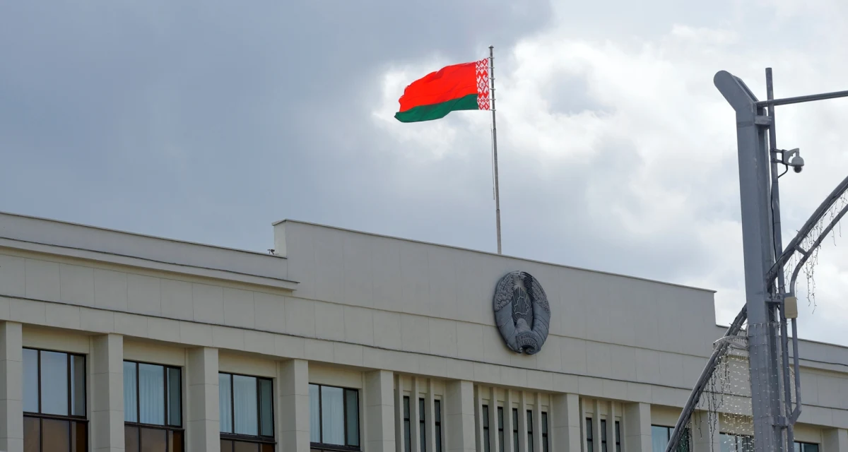 Białoruski resort spraw zagranicznych wezwał dziś na dywanik dwóch dyplomatów z Polski i Czech - Wojciecha Filimonowicza i Tomasa Kryla. Temu drugiemu przekazano, że jeden z jego doradców został uznany za persona non grata i musi opuścić Białoruś w ciągu 72 godzin.