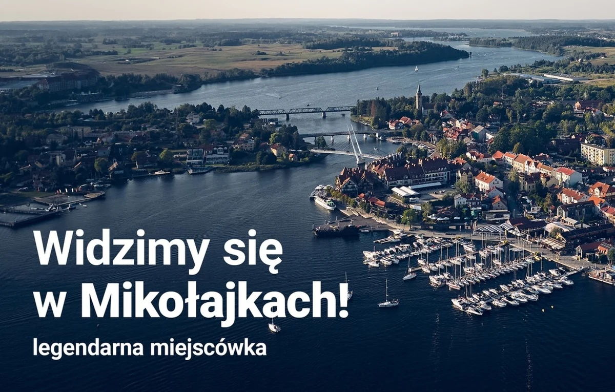 Wioska Żeglarska w Mikołajkach to jedno z najbardziej rozpoznawalnych i klimatycznych miejsc na Mazurach. Położona nad Jeziorem Mikołajskim, przyciąga żeglarzy, turystów i wszystkich, którzy pragną poczuć prawdziwy mazurski klimat. To tu tętni życie letnich Mikołajek – z muzyką, smakami i żeglarską atmosferą, której nie znajdziesz nigdzie indziej.