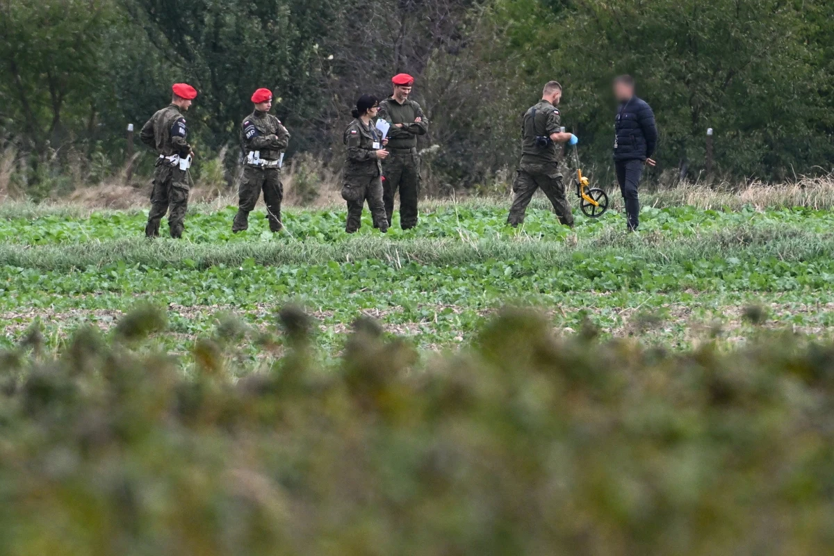 "150, może 200 metrów, raczej niedaleko" - w takiej odległości od zabudowań, zdaniem mieszkańców wsi Choiny w powiecie świdnickim na Lubelszczyźnie, spadły odłamki rakiety, która najprawdopodobniej została wystrzelona do rosyjskich dronów wielokrotnie naruszających polską przestrzeń powietrzną w nocy z 9 na 10 września. Z mieszkańcami rozmawiał w piątek reporter RMF FM Dominik Smaga. Zakończyło się już zabezpieczanie fragmentów rakiety.