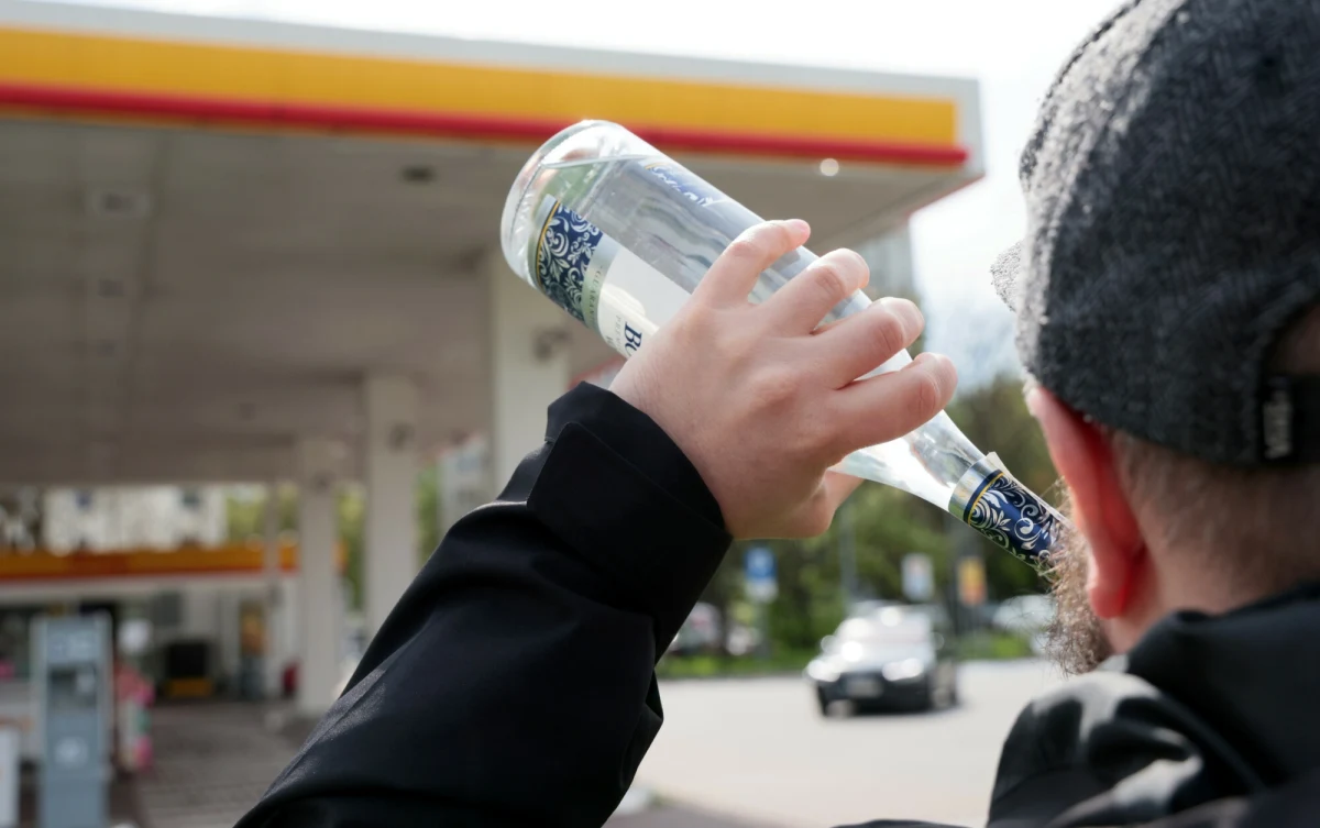 Zakaz sprzedaży alkoholu na stacjach benzynowych – temat, który w ostatnich miesiącach wywołał wiele emocji wśród Polaków i przedstawicieli branży, nie znalazł się wśród 58 priorytetów obecnego rządu. Minister ds. nadzoru nad wdrażaniem polityki rządu Maciej Berek oświadczył: "W tej chwili w procesie rządowym tego projektu nie mamy". 