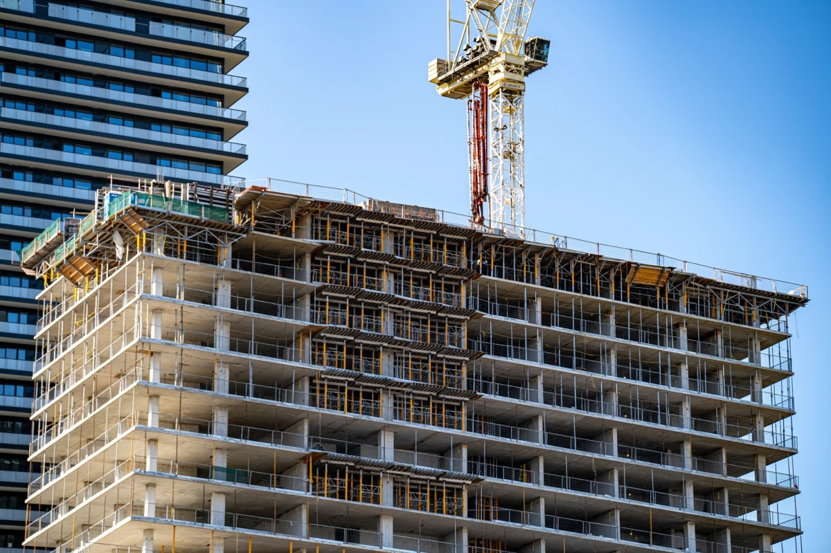 ​Prezes spółek z grupy kapitałowej HREIT S.A. został aresztowany - poinformowała w piątek łódzka prokuratura. Mężczyzna usłyszał zarzuty oszustwa na szkodę inwestorów, a także nabywców mieszkań w Łodzi, Rzeszowie, Krakowie, Gliwicach i Sosnowcu. Straty dotyczą co najmniej setek pokrzywdzonych i sięgają kwoty wielu milionów złotych. Aresztowany mężczyzna trafił do aresztu tymczasowego.