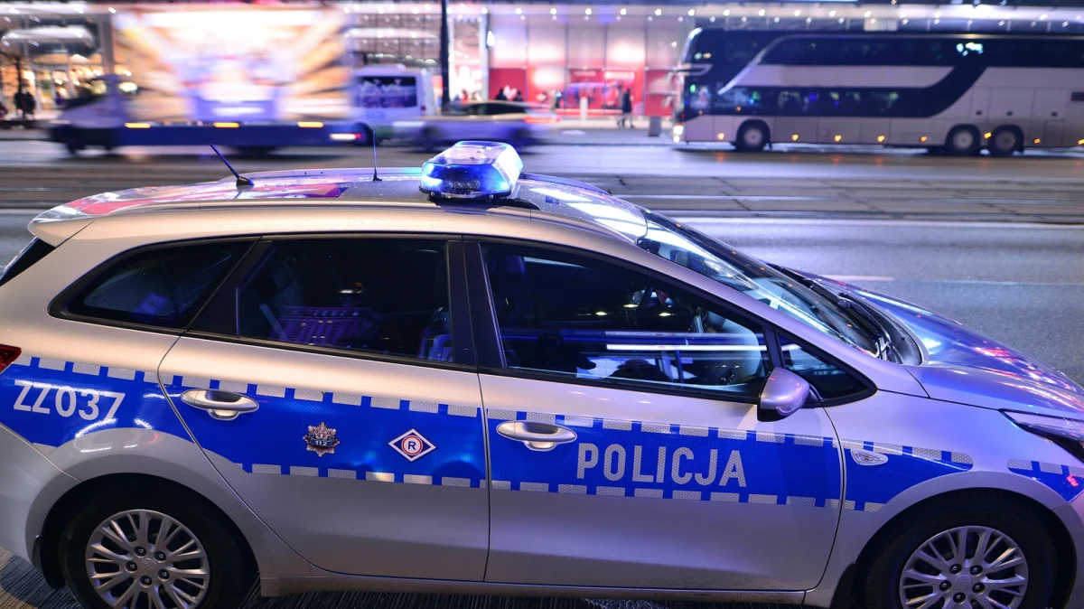 Na trzy miesiące do aresztu trafi 52-latek, który we wtorek, 16 września, nie zatrzymał się do kontroli drogowej i uciekał przed policją ulicami Gdyni. Doprowadził do kolizji z radiowozami. Ustalono, że mężczyzna już wcześniej był notowany m.in. za kierowanie pojazdem w stanie nietrzeźwości oraz za znieważenie i naruszenie nietykalności funkcjonariusza. Wiadomo, że pod wpływem narkotyków był także we wtorek, gdy podjął próbę ucieczki przed mundurowym.