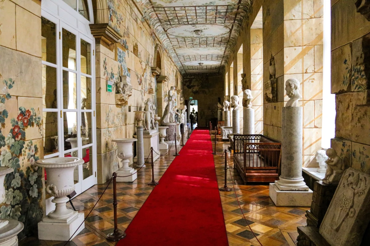 Zamek w Łańcucie, znany szerzej jako Pałac Potockich, to miejsce, gdzie historia przeplata się z pięknem architektury i natury. Od ponad trzech wieków zachwyca nie tylko miłośników sztuki i historii, ale i wszystkich, którzy szukają wyjątkowych miejsc na mapie Polski. Sprawdziliśmy, co kryje się za murami tej niezwykłej rezydencji!