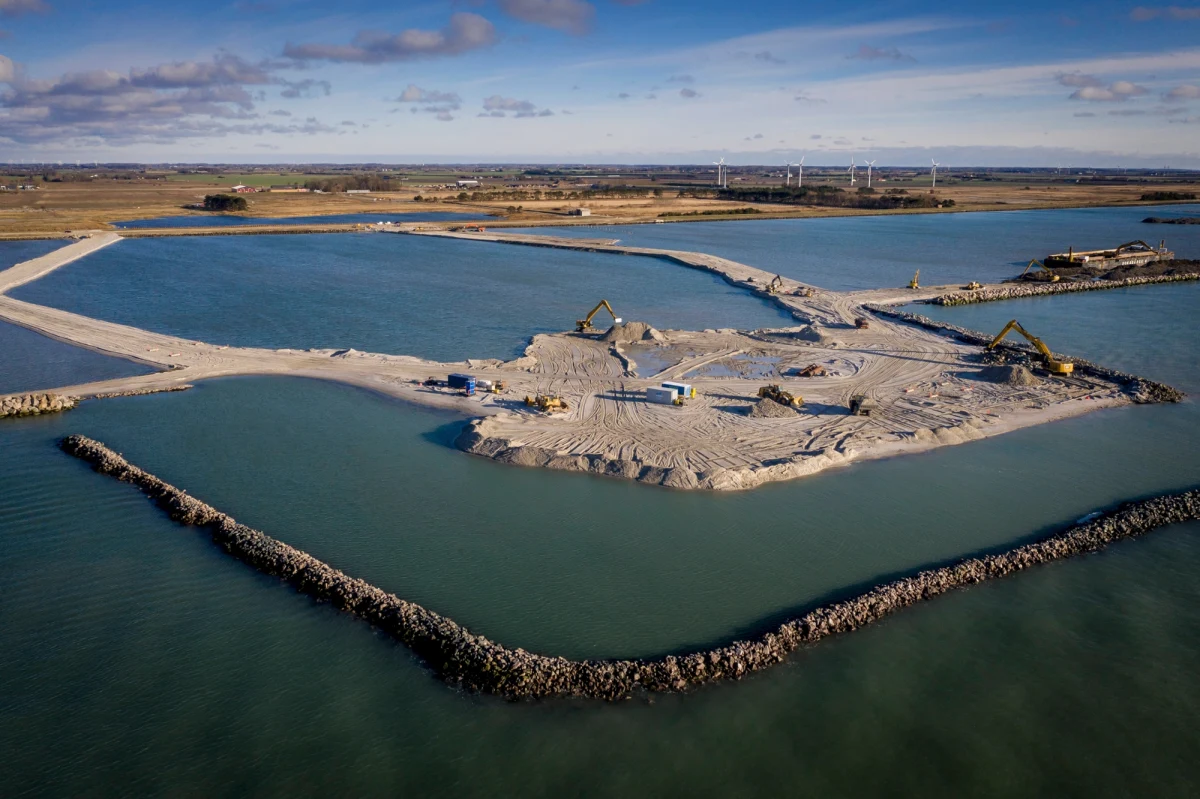 Trwa budowa imponującego tunelu pod Bełtem Fehmarn, który po ukończeniu stanie się najdłuższym na świecie tunelem kolejowo-drogowym oraz najdłuższym tunelem drogowym poprowadzonym pod wodą. Nowa przeprawa połączy niemiecką wyspę Fehmarn z duńską wyspą Lolland, przebiegając na długości aż 18 kilometrów pod wodami Morza Bałtyckiego. Na budowie tunelu skorzystają także Polacy, których podróż do Skandynawii znacząco się skróci. 
