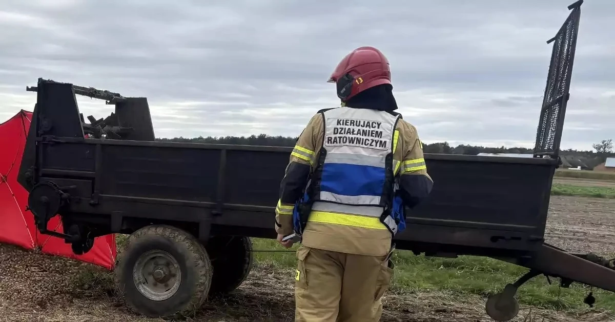 Do dramatycznego zdarzenia doszło w czwartek w jednej z miejscowości powiatu oleskiego na Opolszczyźnie. 76-letni mieszkaniec gminy Radłów zginął podczas próby usunięcia usterki rozrzutnika. Mimo szybkiej akcji ratunkowej, życia mężczyzny nie udało się uratować. 