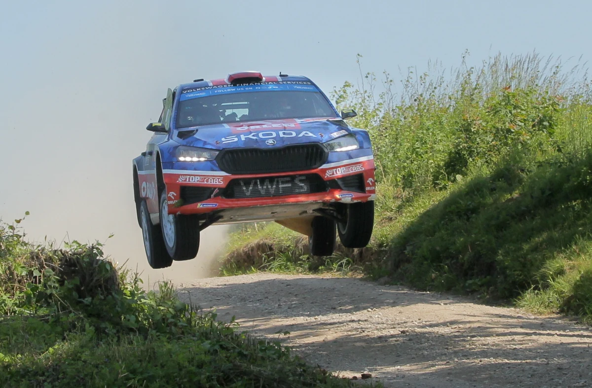 Mikołaj Marczyk i Szymon Gospodarczyk (Skoda Fabia RS Rally2) okazali się najszybsi na piątkowym odcinku testowym przed Rajdem Śląska. Różnice w czołówce były minimalne - to zapowiada pasjonującą walkę na odcinkach specjalnych.