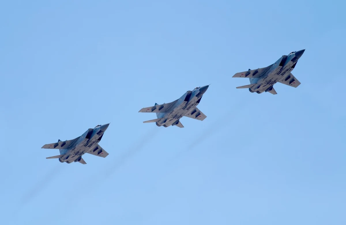 W piątek rano trzy rosyjskie myśliwce MiG-31 naruszyły estońską przestrzeń powietrzną w pobliżu wyspy Vaindloo. Samoloty przebywały nad terytorium Estonii przez niemal 12 minut, nie posiadały planów lotu, miały wyłączone transpondery i nie utrzymywały łączności radiowej z estońską kontrolą ruchu lotniczego. 