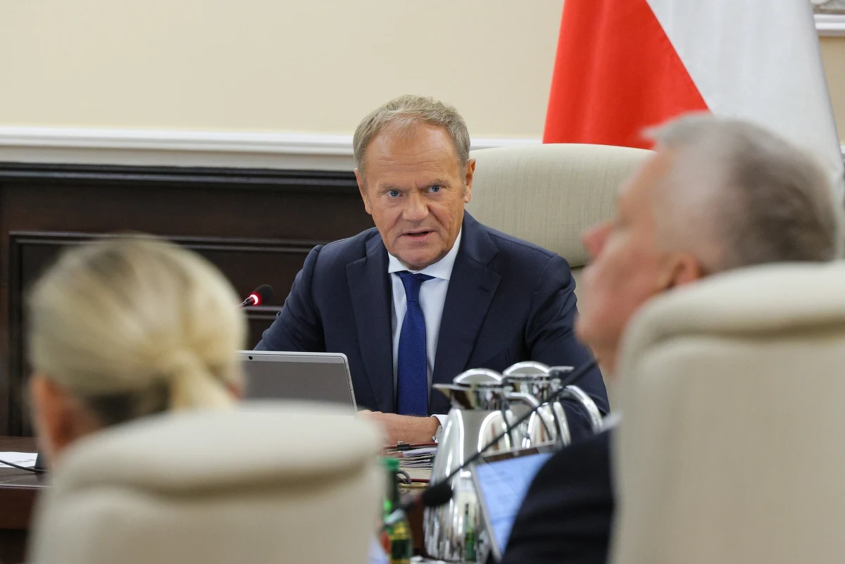 Premier Donald Tusk zareagował na czwartkowe słowa prezydenta USA. "Niezależnie od interpretacji słów prezydenta Trumpa pragnę przypomnieć, że dodatkową pomoc po ataku dronów dla Polski zadeklarowały Francja, Wielka Brytania, USA, Niemcy, Holandia, Szwecja, Norwegia, Czechy, Portugalia, Włochy" - napisał Tusk na platformie X.