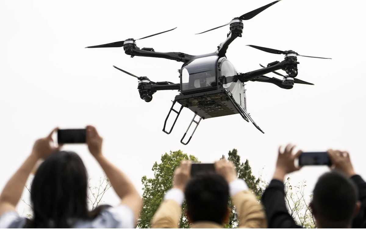 Dwa latające samochody zderzyły się ze sobą podczas próby pokazu w Chinach, który miał być prezentacją nowej technologii. Chińczycy bardzo mocno zaangażowali się w rozwój tego środka transportu. Firma Xpeng twierdzi, że ​​otrzymała już około 3 tys. zamówień na ten pojazd.