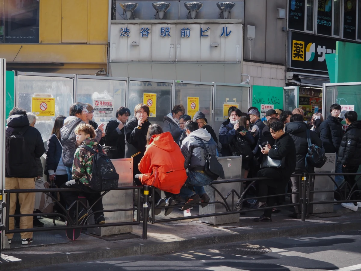 Podczas gdy Stany Zjednoczone zmagają się z kryzysem fentanylowym, Japonia mierzy się z nadużywaniem "soku zombie" - narkotyku opartego na etomidacie. Problem dotyczy głównie młodych ludzi, w tym nastolatków. Użytkownicy po zażyciu tego specyfiku doświadczają gwałtownych drgawek rąk i nóg, dezorientacji, a nawet utraty pamięci. Trafiają do szpitala.