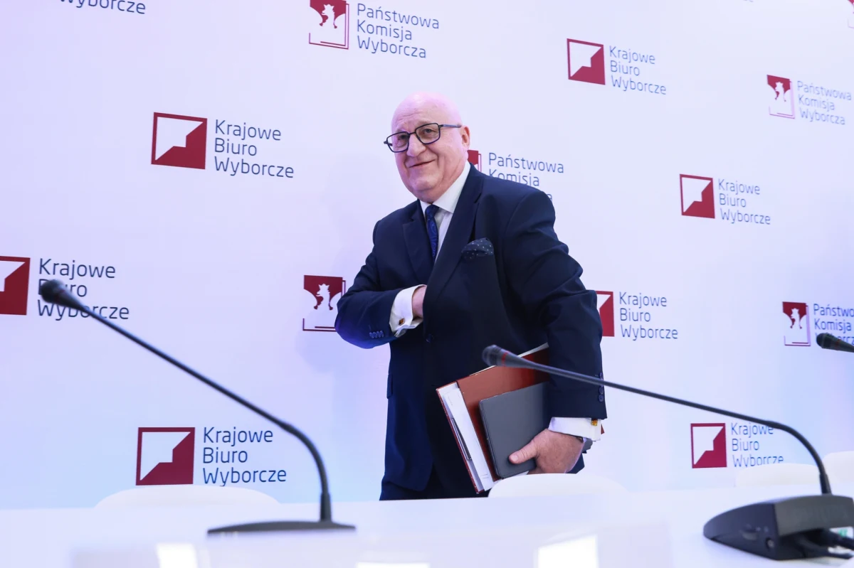 Na poniedziałek zaplanowano posiedzenie Państwowej Komisji Wyborczej. Zajmie się ona m.in. wnioskiem MSWiA o odwołanie 43 komisarzy wyborczych, a także pismem prokuratora generalnego ws. nieprawidłowości wyborczych - dowiedziała się nieoficjalnie PAP.