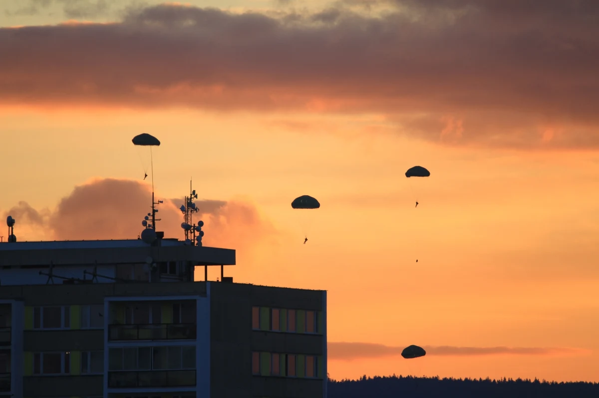 Podczas nocnego szkolenia spadochronowego w Stanach Zjednoczonych doszło go tragicznego wypadku, w wyniku którego zginęło dwóch żołnierzy Wojsk Specjalnych. Informację przekazało w piątek wieczorem Dowództwo Generalne.

