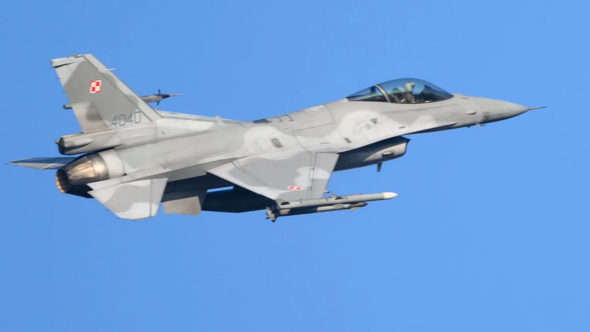 Polskie i sojusznicze myśliwce poderwane w polskiej przestrzeni powietrznej. Taką informację przekazało o poranku Dowództwo Operacyjne Rodzajów Służb Zbrojnych. Powodem są uderzania Rosji na terytorium Ukrainy. Akcja polskich i sojuszniczych wojsk zakończyła się o godz. 7.