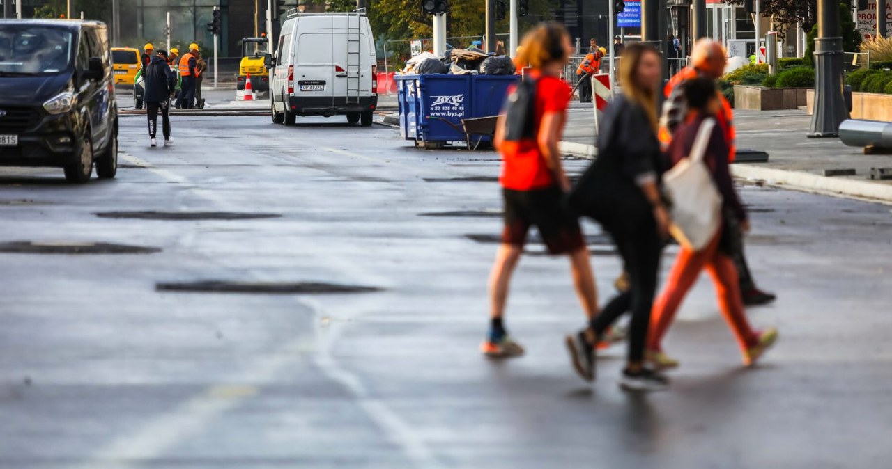 Pieszy poza przejściem czasem też ma pierwszeństwo. A czasem - nie