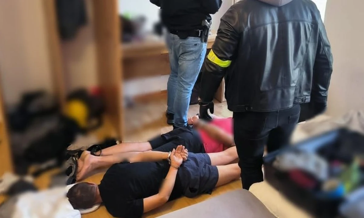 Taksówkarzowi przyłożyli broń do skroni i kazali wieźć się do Sopotu - takiego czynu dopuścili się dwaj Białorusini zatrzymani niedawno przez trójmiejską policję. Obu grożą trzy lata za kratkami.