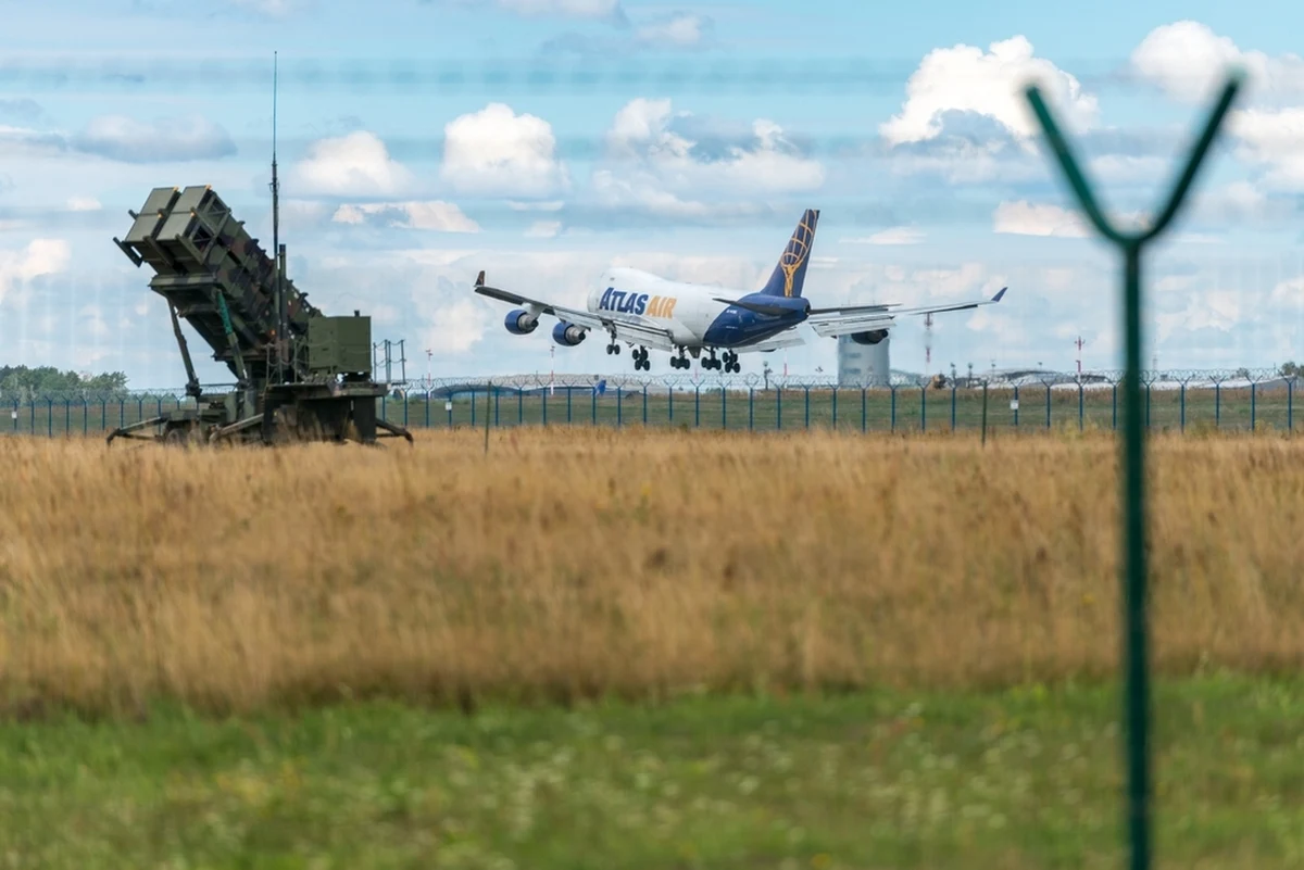 Stany Zjednoczone zaczęły wstrzymywać sprzedaż wybranych systemów uzbrojenia, w tym zestawów obrony powietrznej Patriot, europejskim sojusznikom – poinformował magazyn „Atlantic”. Decyzja tłumaczona jest niewielką podażą tych systemów oraz koniecznością priorytetowego traktowania potrzeb własnych sił zbrojnych.