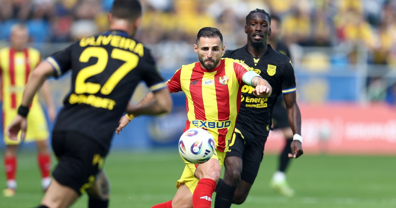 wiadomości,aktualności,Interia Zaciekły bój w meczu Korony z Arką, sędzia musiał przerwać grę. Koniec bezbłędnej serii