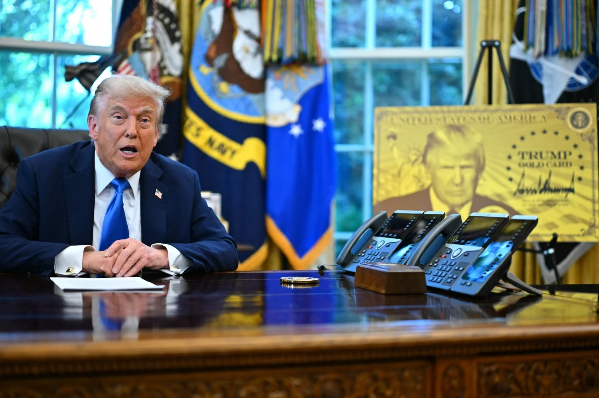 Administracja Donalda Trumpa ogłosiła wprowadzenie rocznej opłaty w wysokości 100 tys. dolarów za każdą wizę pracowniczą H-1B. Decyzja ta wywołała niepokój wśród największych firm technologicznych, które ostrzegają swoich pracowników przed opuszczaniem Stanów Zjednoczonych. Nowe regulacje mogą znacząco wpłynąć na rynek pracy w sektorze IT oraz na globalną konkurencyjność amerykańskiej gospodarki - ocenia agencja Reutera.