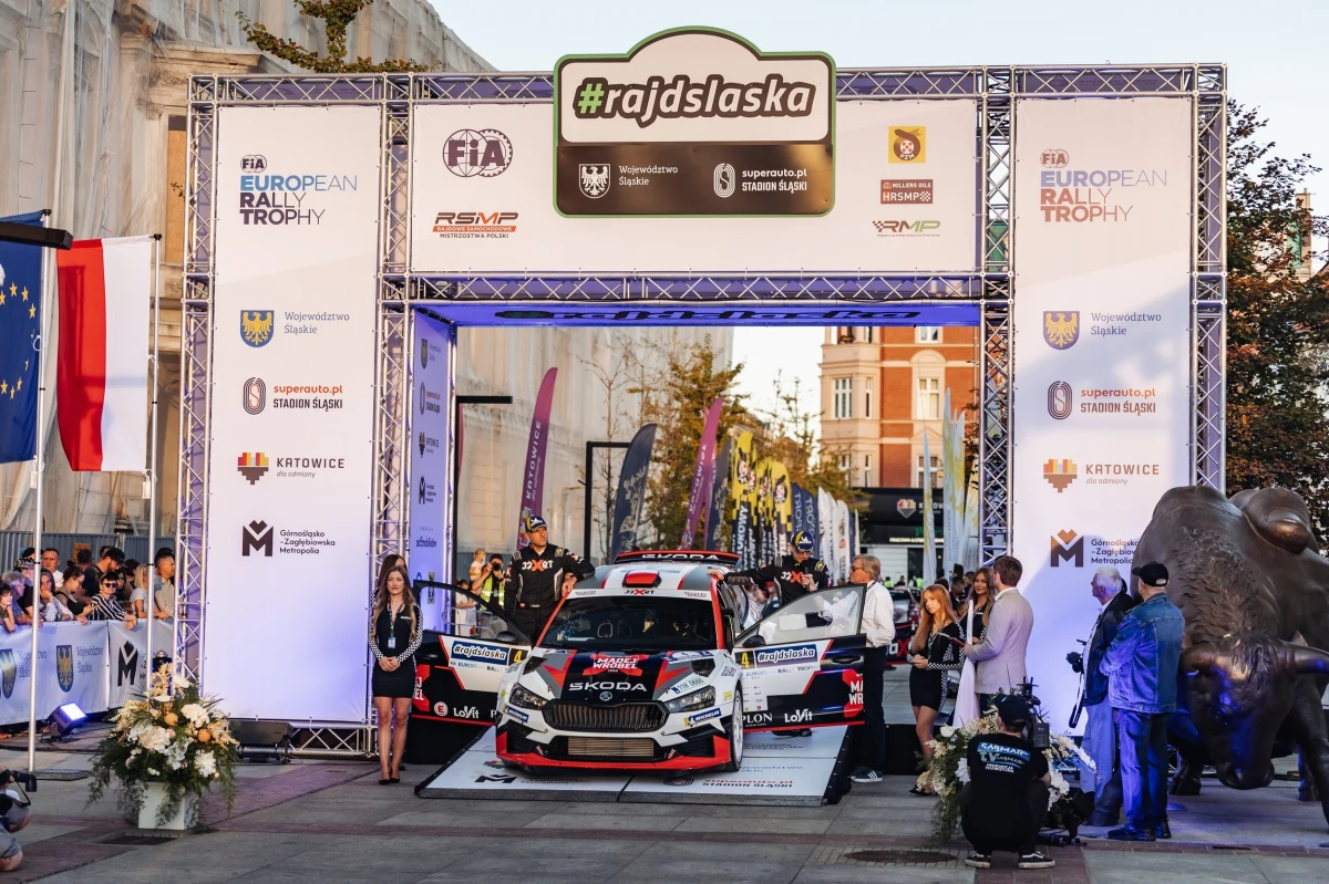 Mikołaj Marczyk i Szymon Gospodarczyk są na najlepszej drodze do trzeciego zwycięstwa w Rajdzie Śląska. Po sobotnich odcinkach specjalnych załoga Skody Fabii RS Rally2 prowadzi z ponad 25-sekundową przewagą. W historycznej rywalizacji świetnie spisują się Lubiak i Dachowski w Porsche 911 Carrera RS.