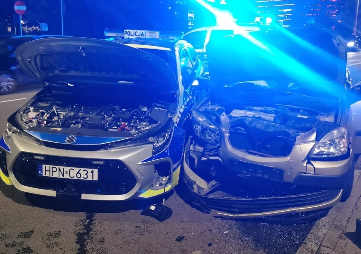 Policyjny pościg ulicami Trójmiasta zakończył się w Sopocie kolizją radiowozu z uciekającym samochodem. Jeden z funkcjonariuszy został poszkodowany.