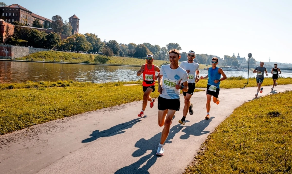 Jedyny w Polsce bieg górski w centrum miasta ruszył w niedzielę w Krakowie. Mowa o 18. już edycji Biegu Trzech Kopców. Trasa wiodła od kopca Krakusa, przez Kościuszki, po kopiec Piłsudskiego. Wśród Polaków najlepsze miejsce zajęła Martyna Młynarczyk i Patryk Stypułkowski.