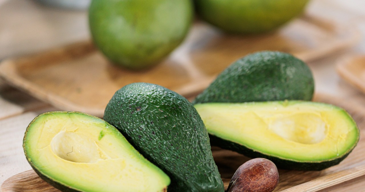 Miksuję skórkę z awokado z jednym tanim składnikiem. Preparat ratuje ogród