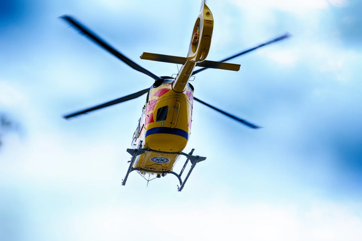 Do tragicznego wypadku doszło w niedzielę po południu w Stopnicy w powiecie buskim w Świętokrzyskiem. Zginął 27-letni policjant z kieleckiej drogówki. 