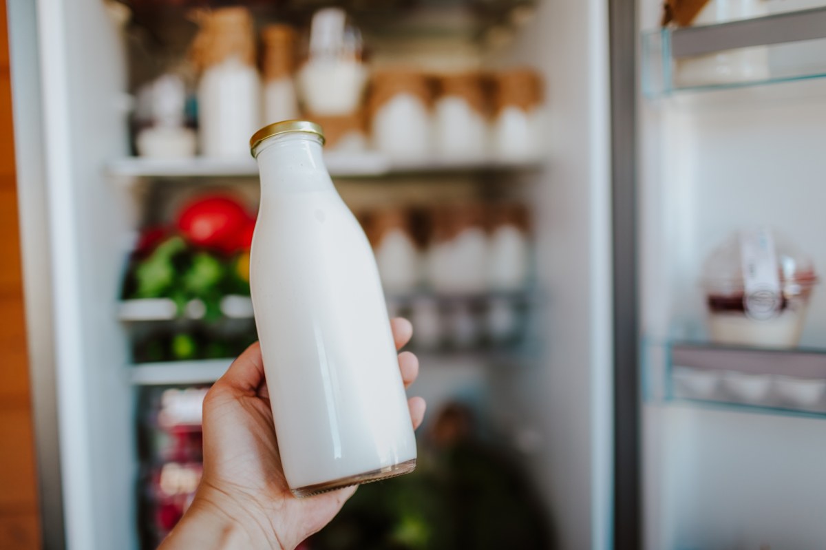 Ten błąd popełnia większość z nas. Oto, gdzie naprawdę powinno stać mleko w lodówce!