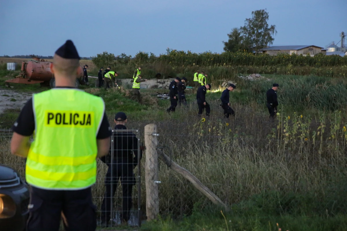 Kolejne, już czwarte miejsce w Polsce, w którym w niedzielę odnaleziono części obiektów przypominających drony. Tym razem to małopolska miejscowość Goszcza. Obiekt przypominający drona znalazł grzybiarz w lesie. Po wstępnych oględzinach okazało się, że jest to prawdopodobnie część zdalnie sterowanego modelu samolotu, a obiekt nie miał zastosowania militarnego.