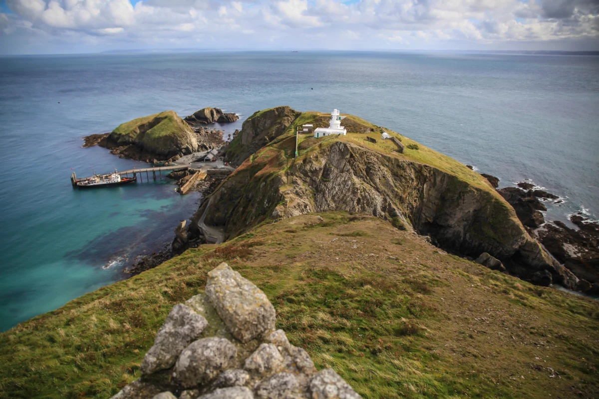 W świecie pełnym technologii i tętniących życiem miast może się wydawać niemożliwe znalezienie spokojnego miejsca. Lundy, wyspa w angielskim hrabstwie Devon, jest jednak właśnie takim punktem.