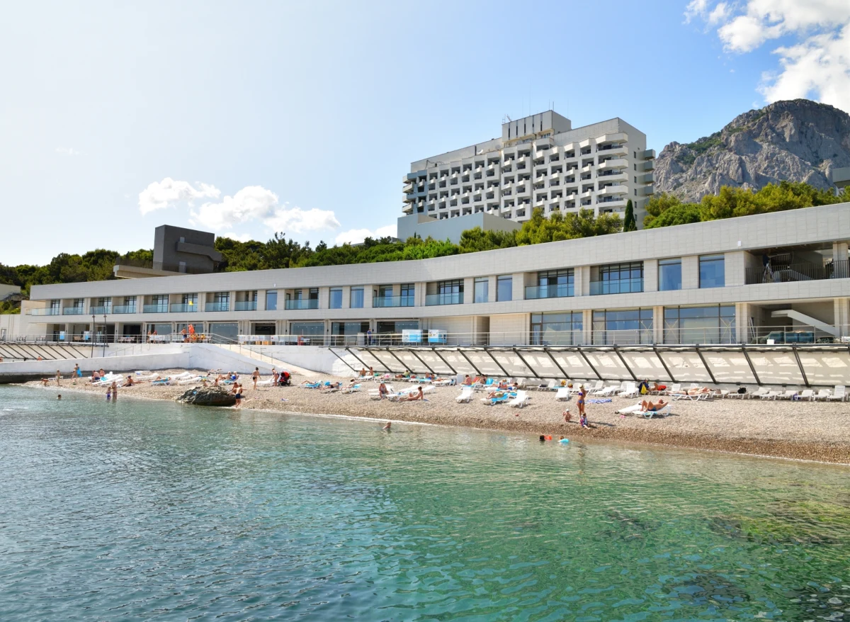 ​"Jeszcze jeden akt terroryzmu ze strony reżimu w Kijowie. NATO i Unia Europejska, szukając agresora na kontynencie europejskim, powinny spojrzeć w lustro, by go zobaczyć. To oni napędzają destabilizację i szerzenie terroryzmu w Europie poprzez sponsorowanie reżimu kijowskiego oraz dostarczanie mu broni" - stwierdziła rzeczniczka rosyjskiego MSZ Maria Zacharowa po tym, jak w ataku ukraińskich dronów na kurort Foros na Krymie zginęły trzy osoby, a 16 zostało rannych. Niezależny portal Krymski Wieter podał, że w tamtejszych domach gościnnych mogli przebywać "bardzo ważni rosyjscy goście".