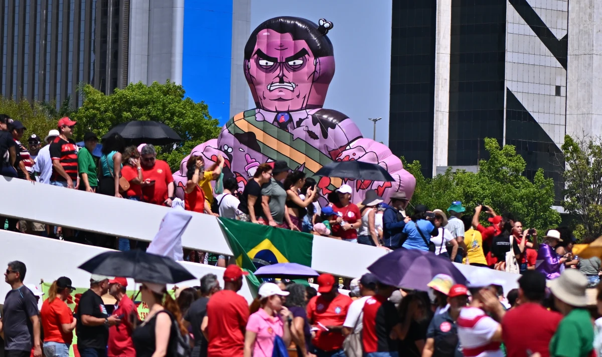 W największych miastach Brazylii, w tym w Rio de Janeiro i Sao Paulo, odbyły się masowe demonstracje sprzeciwu wobec planowanej amnestii dla Jaira Bolsonaro oraz osób oskarżonych o udział w próbie zamachu stanu po wyborach prezydenckich w 2022 roku. Protestujący wyrażali oburzenie decyzją parlamentu o przyspieszeniu prac nad ustawą, która mogłaby uwolnić byłego prezydenta Brazylii od odpowiedzialności karnej i umożliwić mu powrót do polityki.