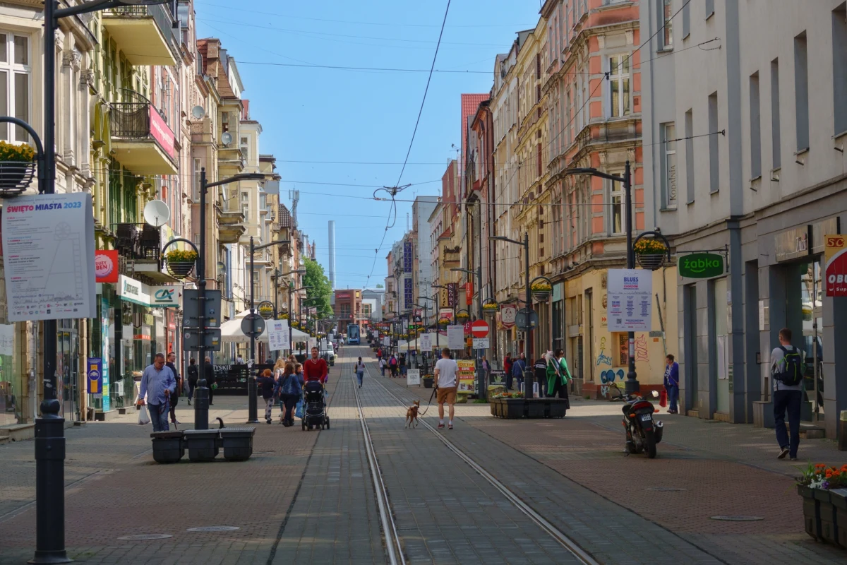Tramwaje wróciły na rynek w Chorzowie. Na początku czerwca po zamknięciu estakady, która przebiega nad rynkiem, ruch tramwajowy został całkowicie w tym miejscu wstrzymany. Teraz częściowo udało się go wznowić. 